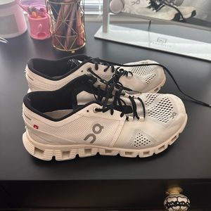 On cloud running shoes size 8